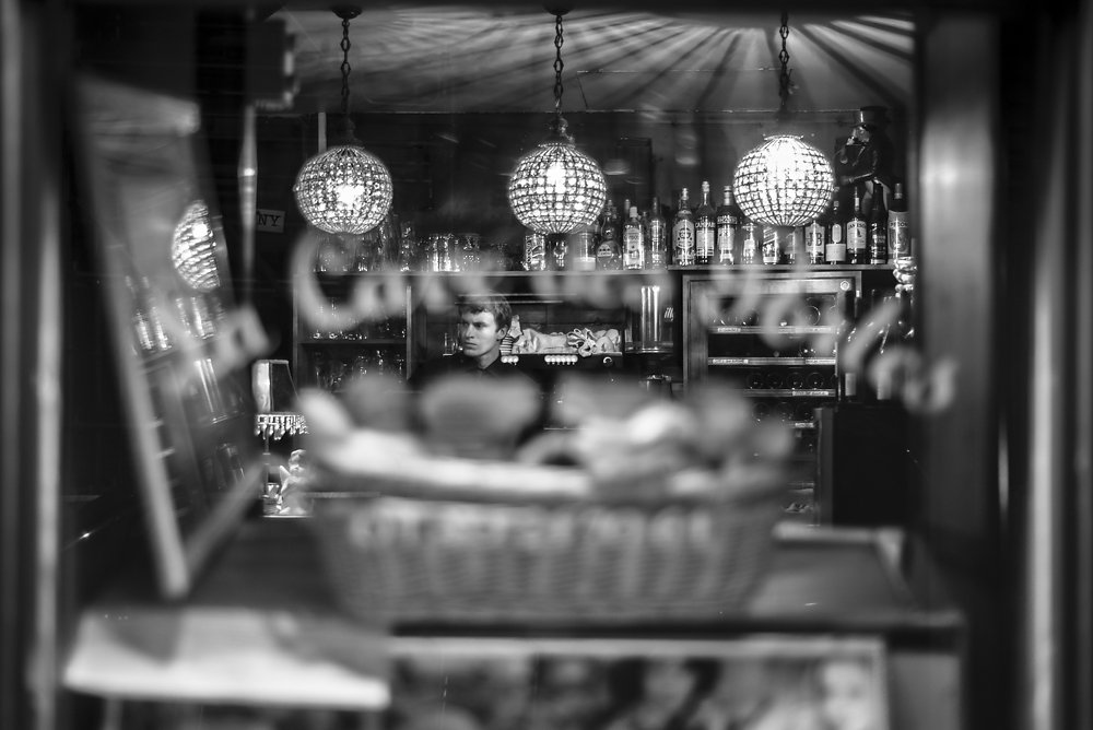 Garçon de café "Les Portes" rue de Charonne 